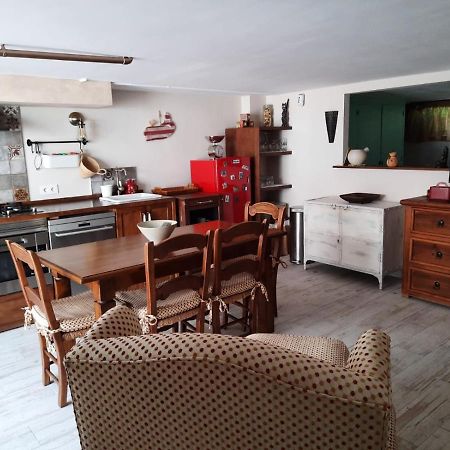 Un Apartamento Vacacional Con Detalles De Un Hogar Mairena del Aljarafe Exterior photo