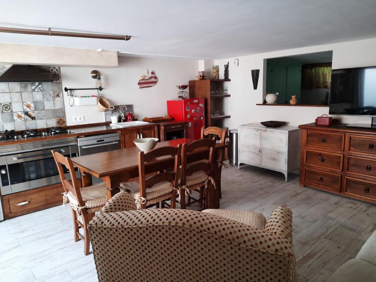 Un Apartamento Vacacional Con Detalles De Un Hogar Mairena del Aljarafe Exterior photo
