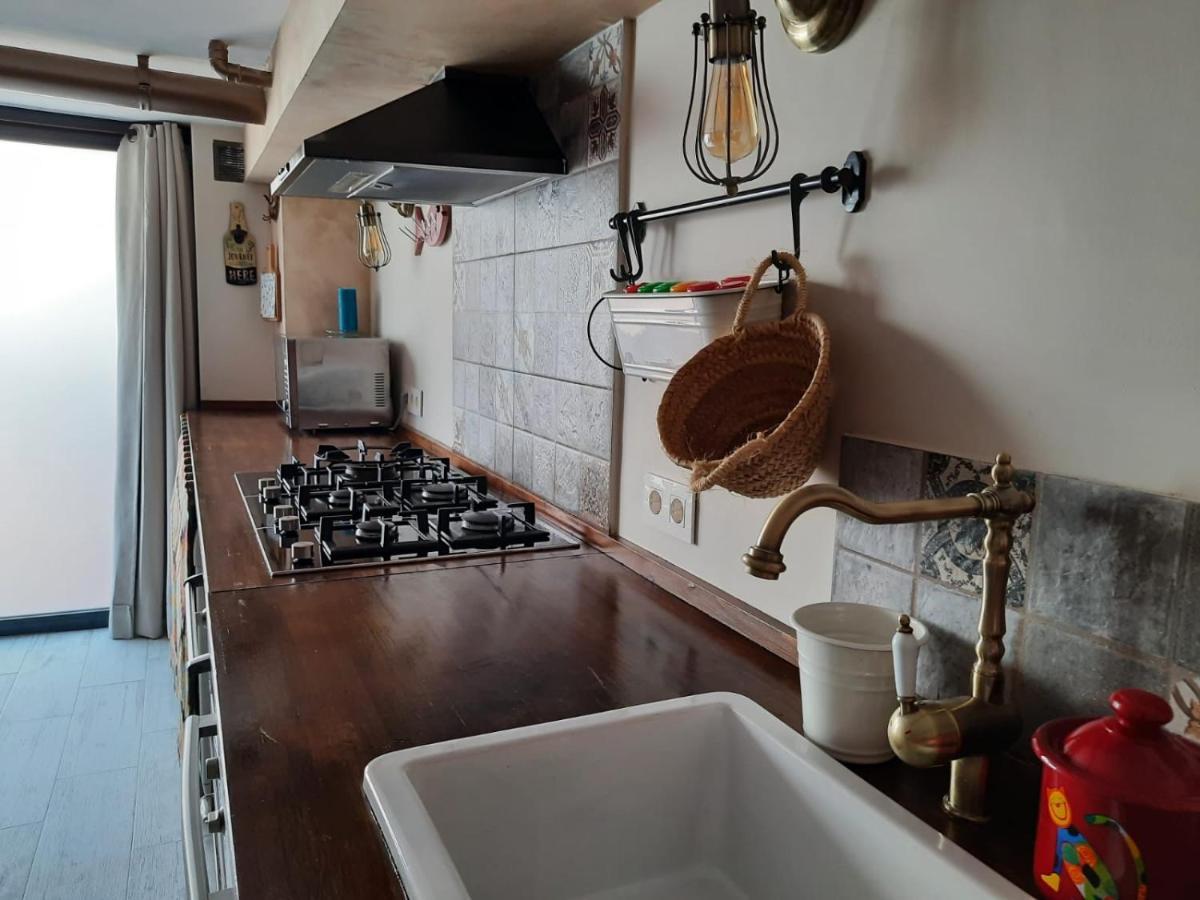 Un Apartamento Vacacional Con Detalles De Un Hogar Mairena del Aljarafe Exterior photo