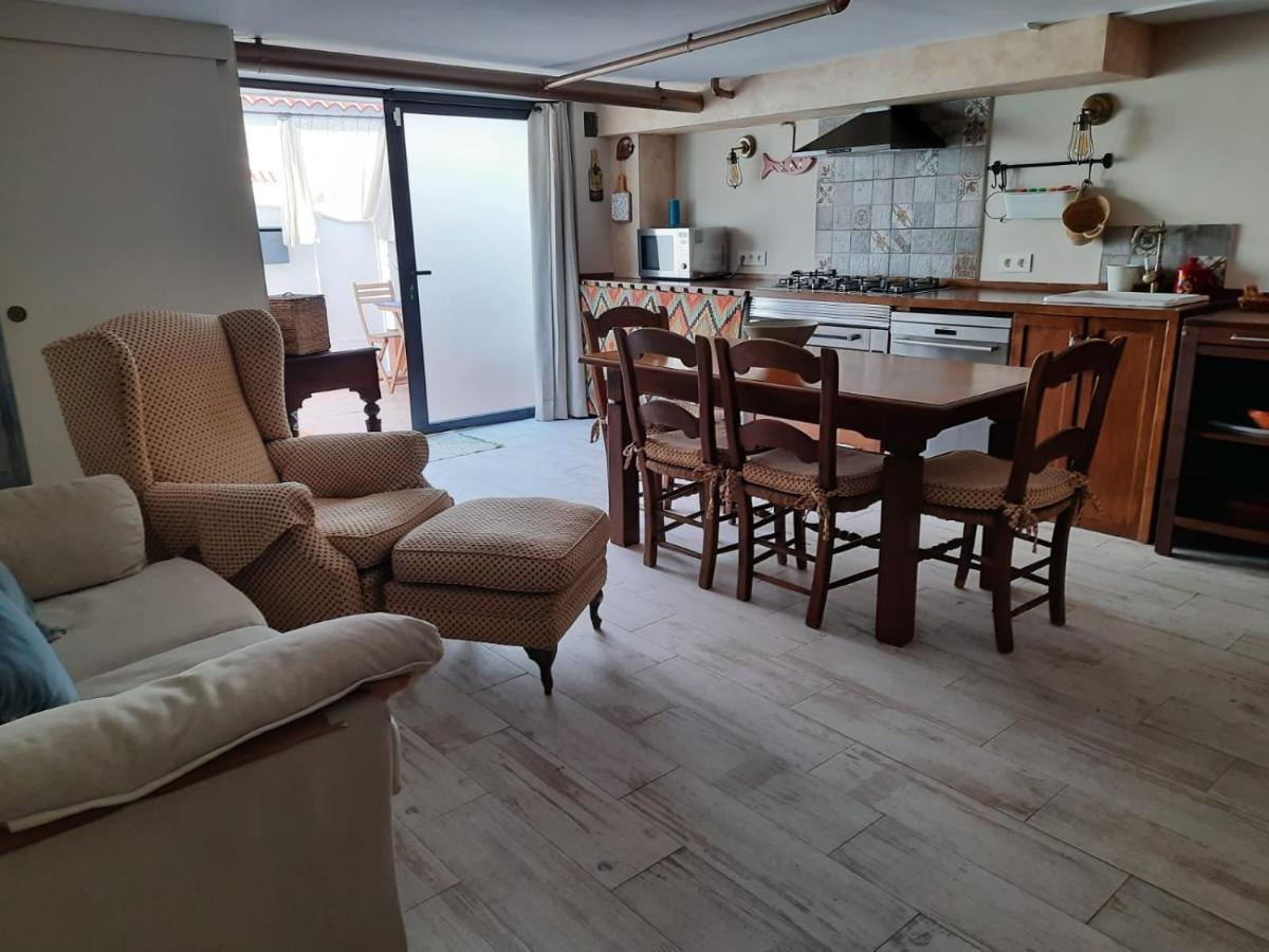 Un Apartamento Vacacional Con Detalles De Un Hogar Mairena del Aljarafe Exterior photo